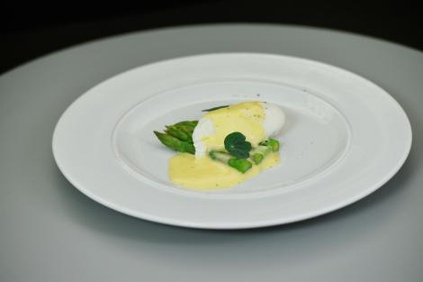 Sparanghel cu ou românesc și sos olandez( Hollandaise). Un preparat tare gustos, potrivit pentru orice masă.