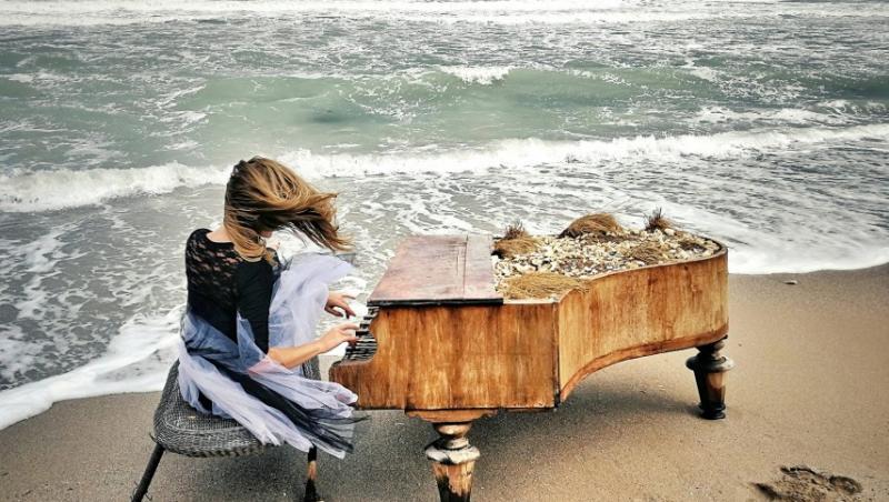 Povestea pianului din Vama Veche: „Ne-am gândit la el ca la un om bătrân, care își trăiește ultimele clipe de viață, îl lăsăm să își trăiască fericirea aici!”