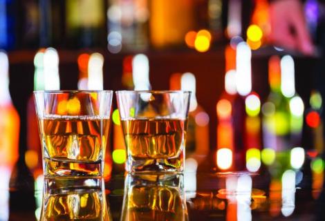 Un bărbat cumpăra sticle goale de whisky pe care le umplea cu alcool şi arome alimentare şi le vindea: "Clienţii organizau mese festive"