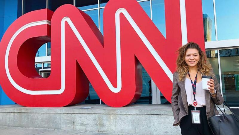 Reporterul Observatorului, Sabrina Preda, din culisele CNN, în fața camerelor Antenei 1: 