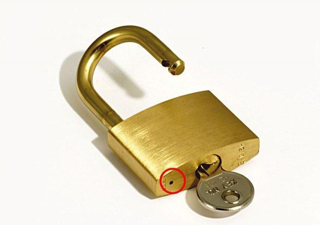 Nimeni nu &icirc;ți va spune motivul! La ce se folosește gaura minusculă din lacăt?! Vei fi uimit(ă)!