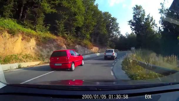 Şoferii vor putea depăşi pe linie continuă. Nu se mai dau amenzi! Ba chiar, sunt &icirc;ncurajați să o facă