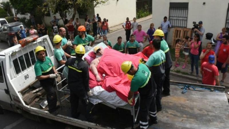 Intervenție în forță! Pompierii au dărâmat un zid pentru a scoate o femeie de 490 de kilograme din casă. Trebuia să ajungă, de urgență, la spital: 