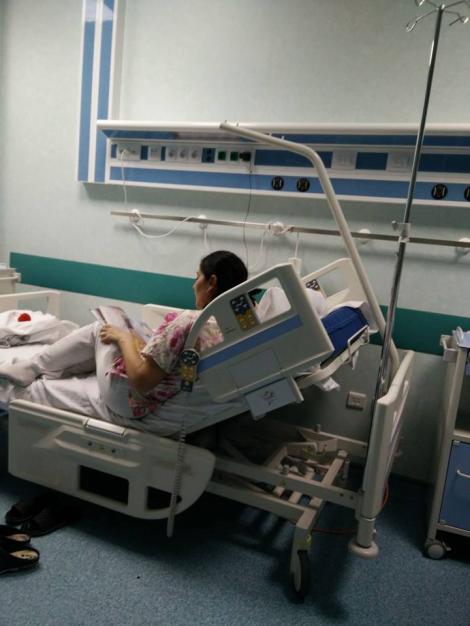 Povestea din spatele fotografiei care a impresionat România! „La spital, o tânără asistentă îi citește o poveste unei fetițe de cinci ani de etnie romă. A venit cu o carte, a întrebat-o pe mamă dacă știe să citească. Nu știe!”