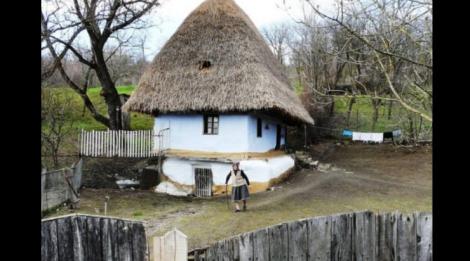 O femeie din România trăiește într-o casă asemănătoare cu cele de acum două secole. Când a deschis ușile locuinței, reporterii au avut un șoc