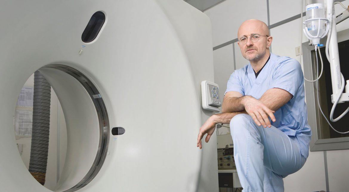 Colegii i-au spus că e nebun, au fugit de el și și-au făcut cruce! Planul nebun al medicului care vrea să taie capul unui om!