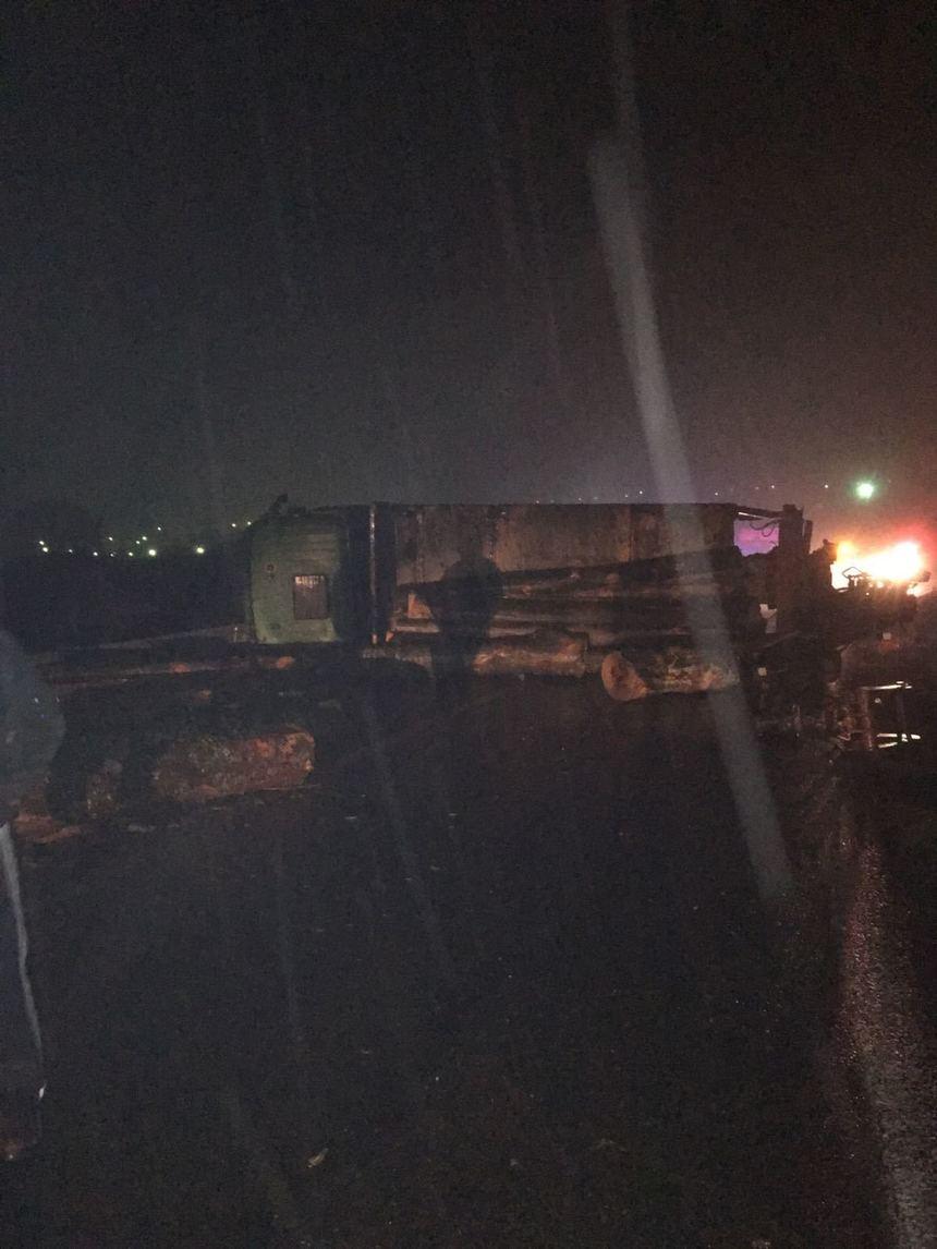 Informații de ultima oră! Trafic blocat pe DN 7, din cauza unui TIR plin cu buşteni care s-a răsturnat