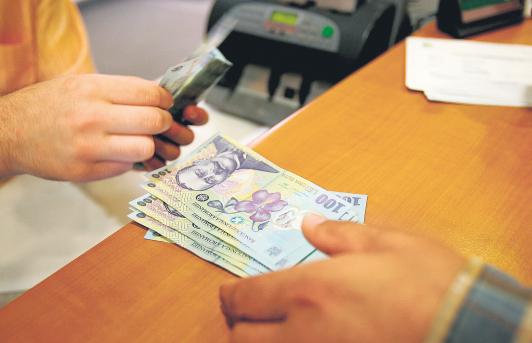 Toți rom&acirc;nii care au credite sunt afectați! CRESC RATELE: Este un record al ultimilor ani