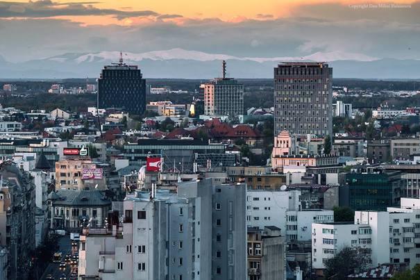 Fotografie photoshopată sau nu?! Meteorologii au explicat fenomenul din spatele imaginii cu munţii care se văd din Bucureşti: "Este o situaţie specială"