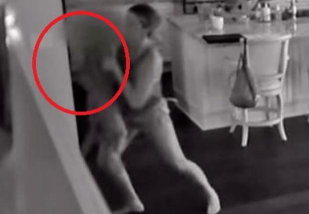 Bona se afla singură cu copilul c&acirc;nd ceva ciudat s-a &icirc;nt&acirc;mplat! Părinții celui mic au izbucnit &icirc;n lacrimi &icirc;n momentul &icirc;n care s-au uitat pe camerele de supraveghere