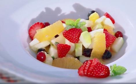 Salată de fructe asortate. Un desert natural, plin de vitamine, culoare și savoare.
