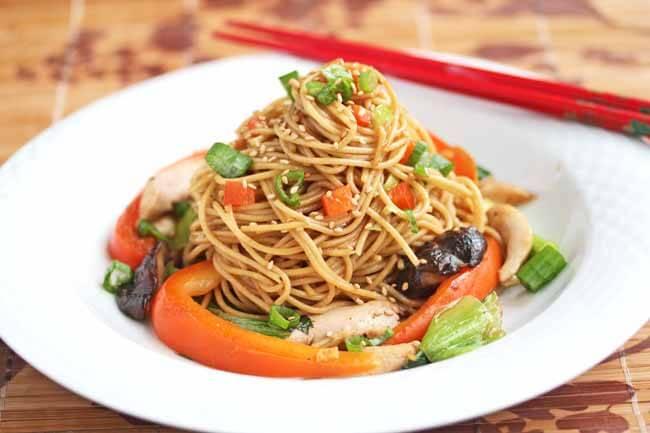 Spaghete aromate chinezești, un deliciu de care te îndrăgostești! Regis Stone te învață cum să gătești sănătos și gustos!