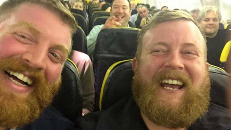 Un pasager dintr-un avion a trăit surpriza vieţii sale când a vazut cine s-a așezat lângă el!