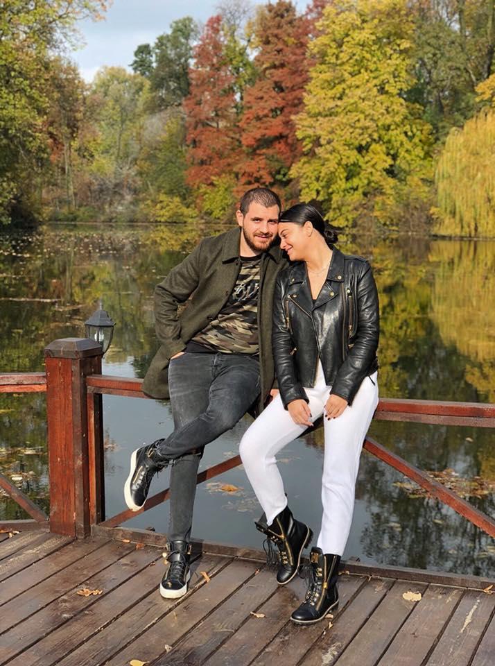 Betty, din ce &icirc;n ce mai &icirc;ndrăgostită de iubitul ei. "Iubire pură!" Fanii au fost curioşi: "C&acirc;nd vor bate clopotele de nuntă?"