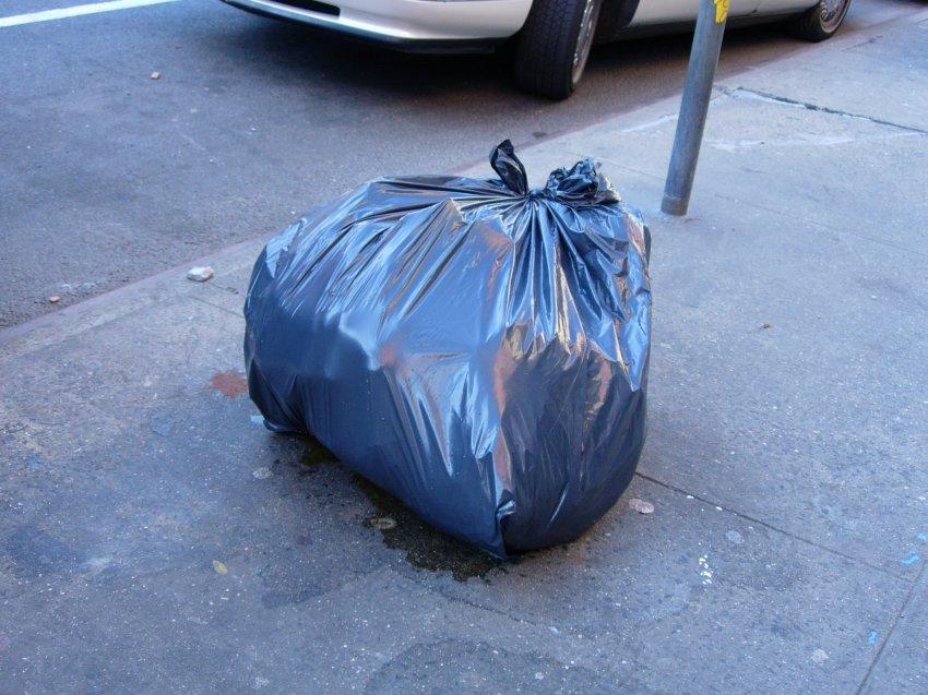 Poliția a fost pusă pe jar! Ce a găsit un cetățean din București, &icirc;n interiorul unor saci abandonați &icirc;n bloc