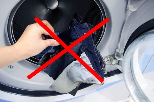Greşeala pe care o face toată lumea c&acirc;nd spală blugii. Cum trebuie, de fapt, curăţaţi celebrii jeanşi