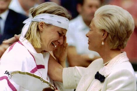 Povestea de film a unicului Grand Slam câștigat de Jana Novotna. A plâns pe umerii Ducesei de Kent și i-a ”furat” trofeul lui Hingis, însă în 1998 a cunoscut bucuria supremă