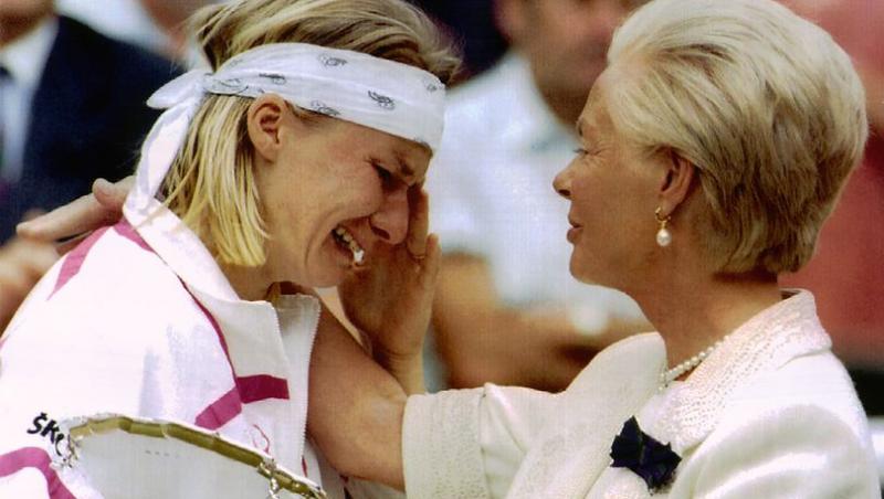 Povestea de film a unicului Grand Slam câștigat de Jana Novotna. A plâns pe umerii Ducesei de Kent și i-a ”furat” trofeul lui Hingis, însă în 1998 a cunoscut bucuria supremă