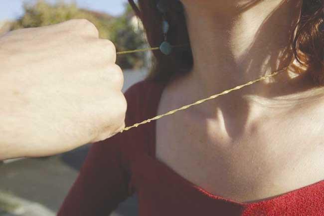 T&acirc;lhar periculos, prins după ce a jefuit mai multe femei! Metoda escrocului: le smulgea victimilor bijuteriile direct pe stradă