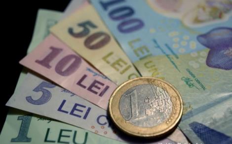 E din ce în ce mai grav! Moneda națională a luat-o la vale. Cât valorează acum un euro în România!