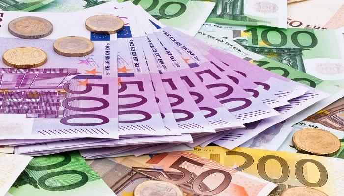 Vestea care i-ar putea afecta pe toţi rom&acirc;nii care au bani &icirc;n bancă şi rate de plătit! Moneda națională se depreciază &icirc;n raport cu euro