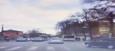 Accident cumplit pe străzile Bucureștiului! Un pieton a fost lovit în plin de o mașină! O cameră de supraveghere a surprins puternicul impact!