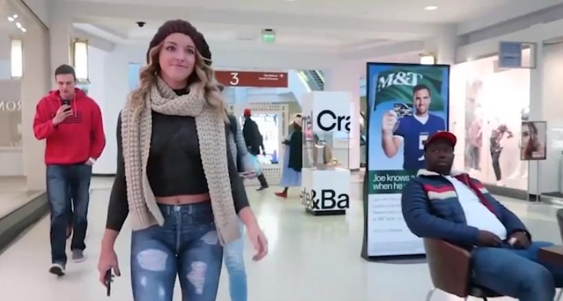 Video. S-a plimbat prin mall ore &icirc;n şir sper&acirc;nd că oamenii &icirc;şi vor da seama. Ce este &icirc;n neregulă cu această femeie