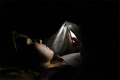 Obişnuieşti să "stai pe telefon" pe întuneric? Iată ce se întâmplă cu tine. Consecinţele sunt grave, avertizează medicii!