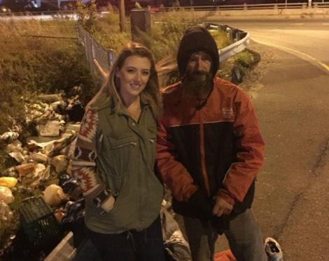 Gest admirabil! O tânără a strâns 225.000 de dolari pentru un om al străzii, după ce bărbatul i-a oferit ultimii lui bănuți: "Mi-a cumpărat benzină și s-a asigurat că ajung cu bine acasă"