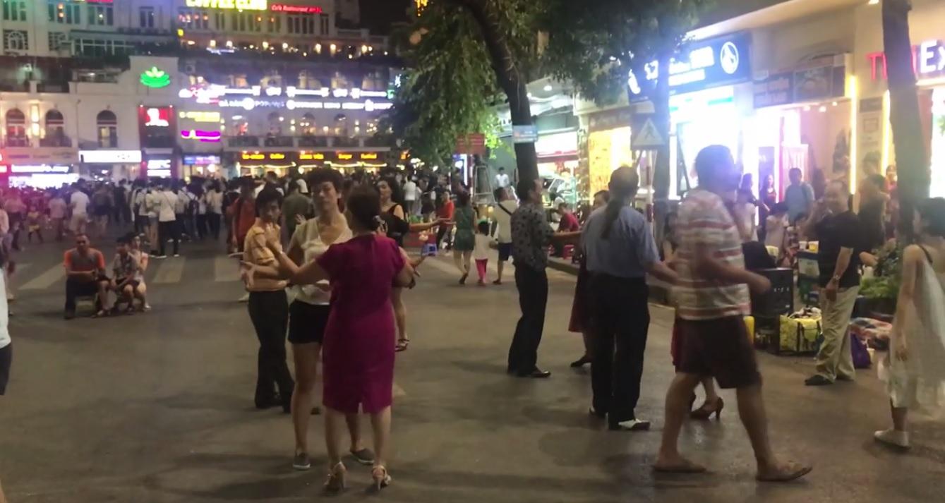 &Icirc;n Hanoi, nu-i ca la noi! Vedetele plecate &icirc;n aventura Asia Express au rămas surprinse de tradițiile din Vietnam, mai ales de activitățile stradale