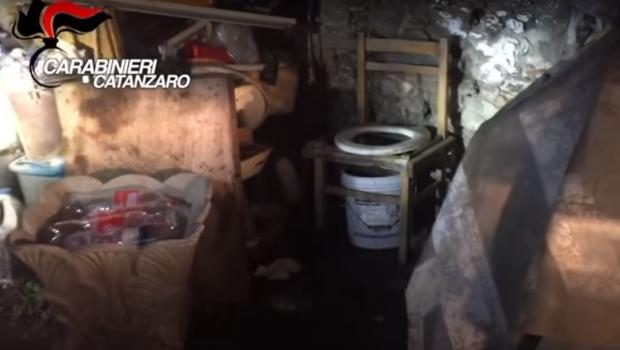 Noi detalii cumplite &icirc;n cazul rom&acirc;ncei care a stat zece ani &icirc;nchisă &icirc;ntr-un beci! Femeia ar fi rămas &icirc;nsărcinată de cel puţin 30 de ori