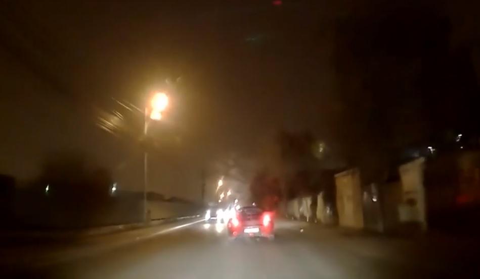 Accident spectaculos pe o şosea din Popeşti-Leordeni! Șoferul este acum noua senzație a internetului! Camerele au surprins totul