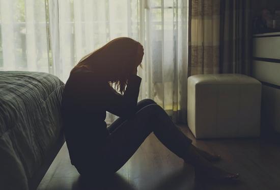 O t&acirc;nără de doar 17 ani s-a sinucis &icirc;n apartamentul &icirc;n care locuia! Ce au găsit polițiștii &icirc;n telefonul ei