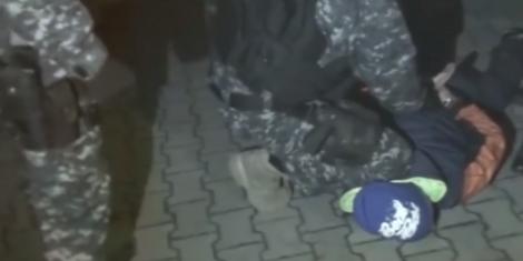 Scene șocante la Târgoviște! Un bărbat a fost prins cu pistolul la supermarket! Mascații au intervenit ca-n filme!