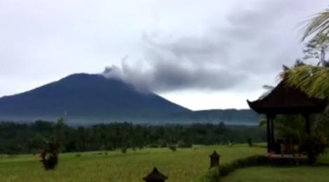 Alertă în Bali! Vulcanul Agung a erupt pentru a doua oară! Panica i-a cuprins pe turiști și pe localnici (VIDEO)