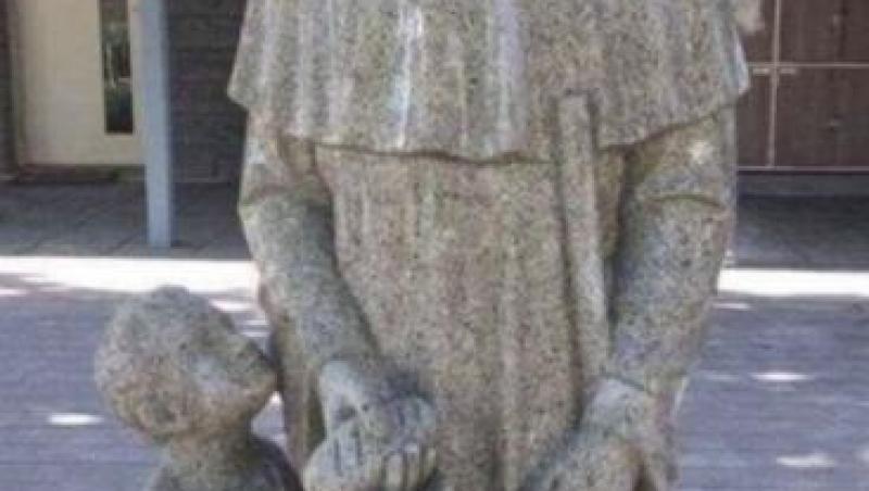 O şcoală catolică a trebuit să acopere statuia de la intrare ca să nu se mai vadă „rușinea”! Ce detaliu i-a făcut pe toți să roșească