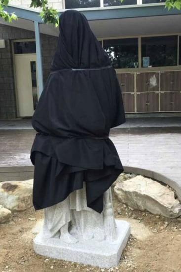 O şcoală catolică a trebuit să acopere statuia de la intrare ca să nu se mai vadă „rușinea”! Ce detaliu i-a făcut pe toți să roșească
