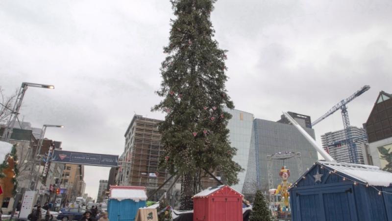 Cel mai urât pom de Crăciun se află la Montreal și a revenit în peisaj! Internetul nu se mai satură de glumit pe seama lui!