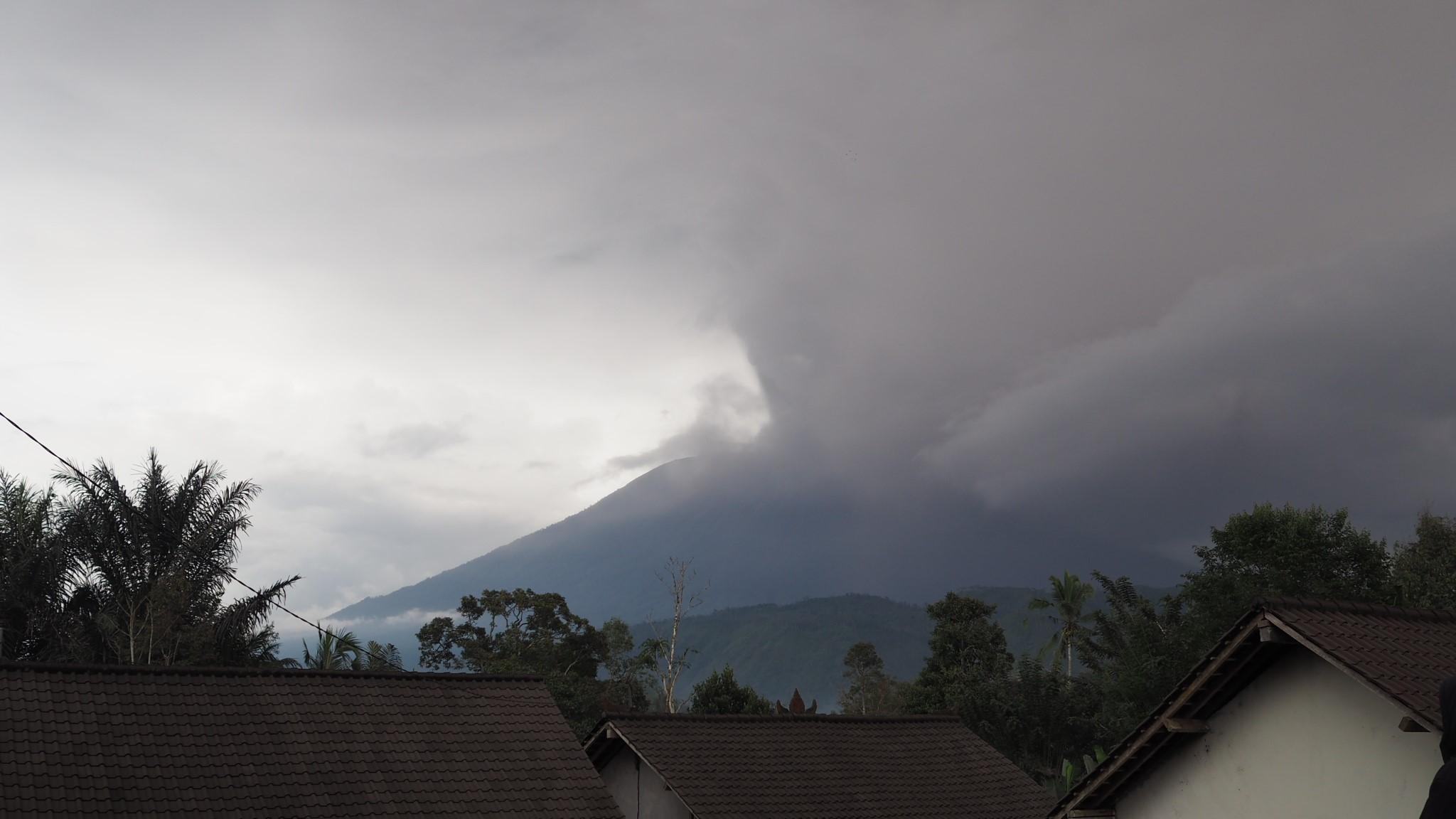 400 de zboruri au fost anulate. 30.000 de persoane sunt &icirc;ngrozite că vulcanul ar putea erupe &icirc;n orice moment. Ultima dată s-a &icirc;nt&acirc;mplat &icirc;n 1963 și a fost infernal