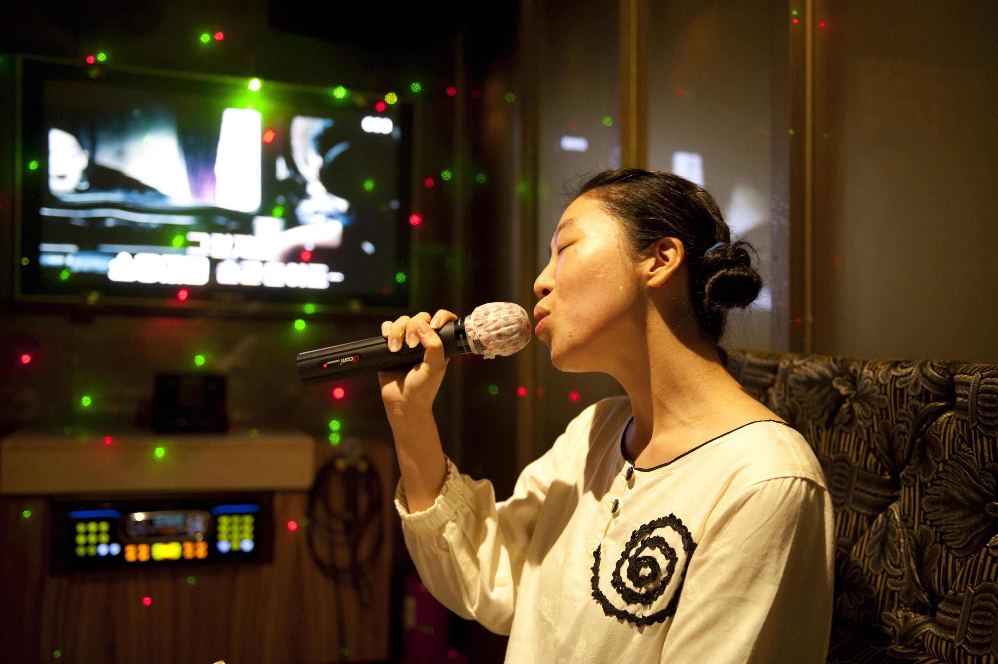 Nu e at&acirc;t de ușor să fii c&acirc;ntăreață. C&acirc;nd ți-e lumea mai dragă, se prăbușește scena odată cu tine!