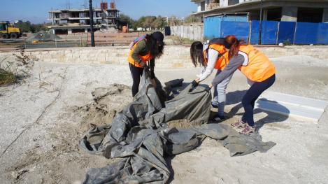 Așa ceva doar pe litoralul românesc vezi! Au fost descoperite 18.500 de deşeuri pe plajă