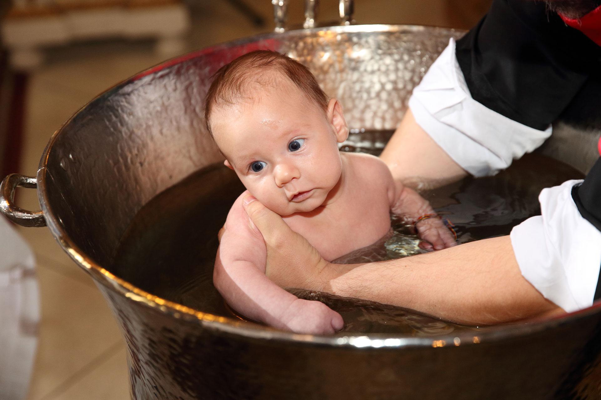Păcatul pe care &icirc;l fac MLIOANE DE ROM&Acirc;NI. C&acirc;te nume se pun copiilor ortodocşi la Botez?