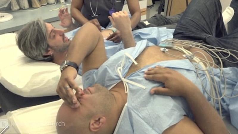 Doi bărbați au experimentat pe pielea lor durerile nașterii: au fost în travaliu 2 ore. Iată ce a ieșit