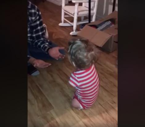 Emoție pură și lacrimi de fericire! Un copilaș născut fără mâini și picioare face primii pași, iar tatăl îl încurajează cu brațele deschise (VIDEO)
