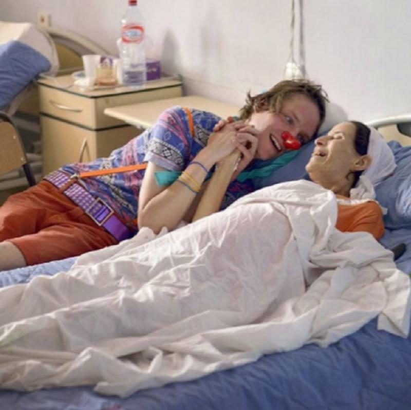 "Mulţi cred că a fi clovn &icirc;nseamnă doar să faci pe prostul". Povestea unui "măscărici" cu suflet mare. A ajutat o femeie muribundă să-i r&acirc;dă morții &icirc;n față: "Ne-am privit &icirc;n ochi şi mă g&acirc;ndeam ce pot face pentru ea"