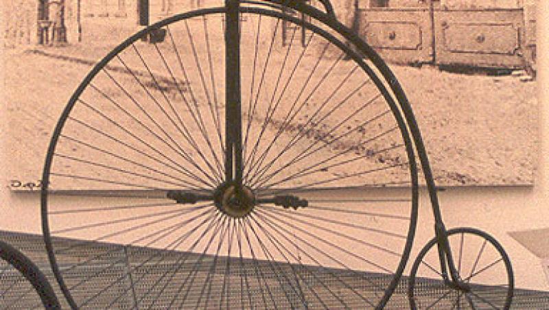 A fost primul om care a făcut înconjurul lumii pe bicicletă. A parcurs 22 000 de km pe două roți după ce a traversat 4 continente