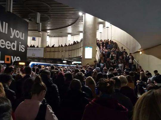 Haos la metrou! Un tren a rămas blocat &icirc;n tunel. Circulaţia a fost &icirc;ntreruptă pe tronsonul Izvor-Politehnică- Grozăveşti