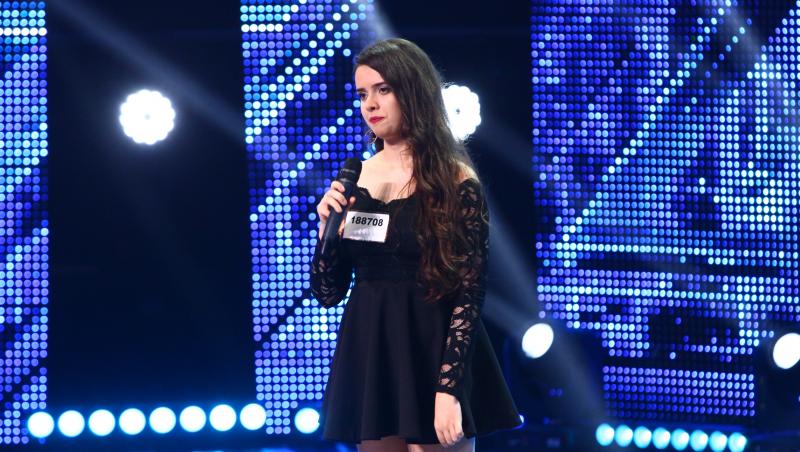 De pe Youtube, direct pe scena ”X Factor”. O viitoare profesoară i-a emoționat pe jurați: „Mi-am făcut un studiou cu sticle de apă, bănuți și tot felul de nebunii”