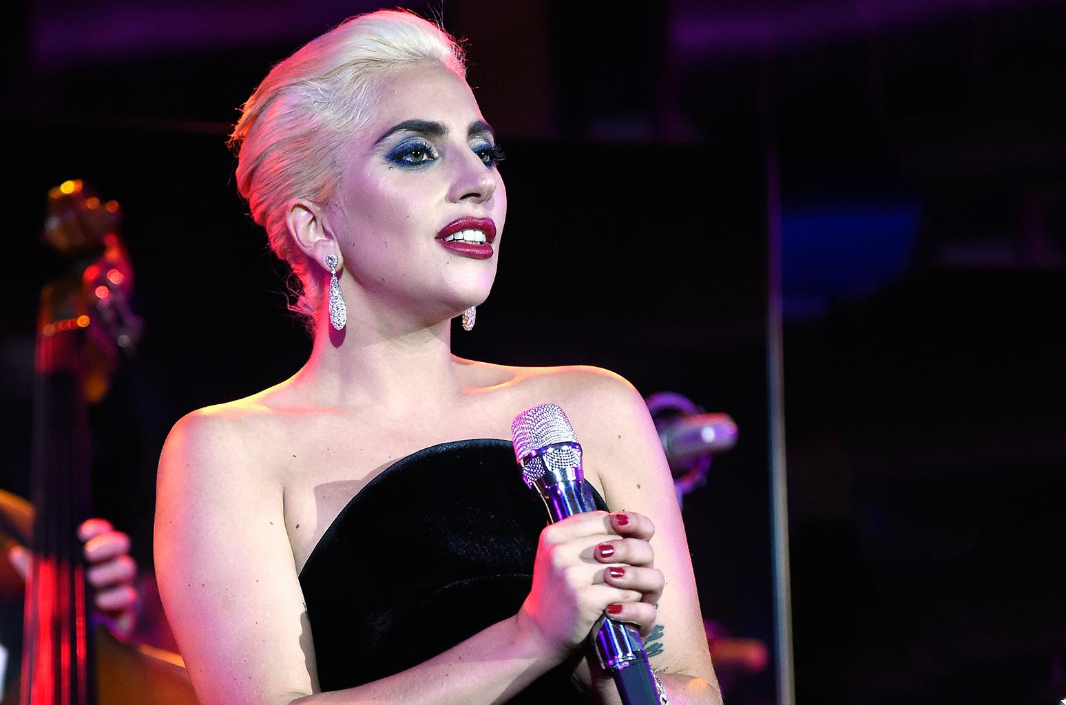 El este bărbatul cu care se iubește Lady Gaga. Vedeta a ascuns relația dintr-un motiv secret. Iată cine este noul LOGODNIC al artistei!