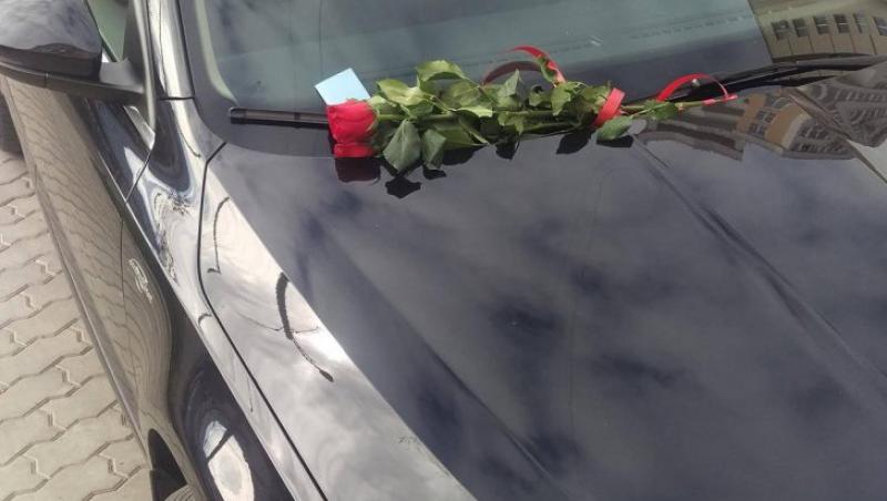 O tânără șoferiță s-a trezit dimineață cu un buchet de flori pe capota mașinii. Alături era și un bilețel. Când a citit a rămas fără cuvinte!